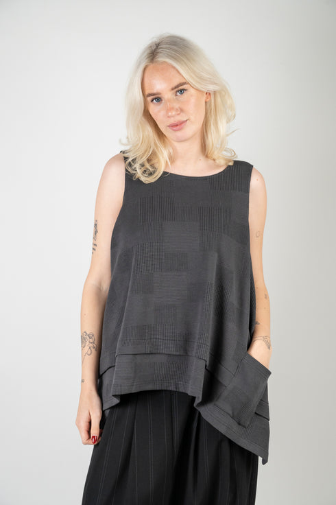 Knitted vest with geometric pattern